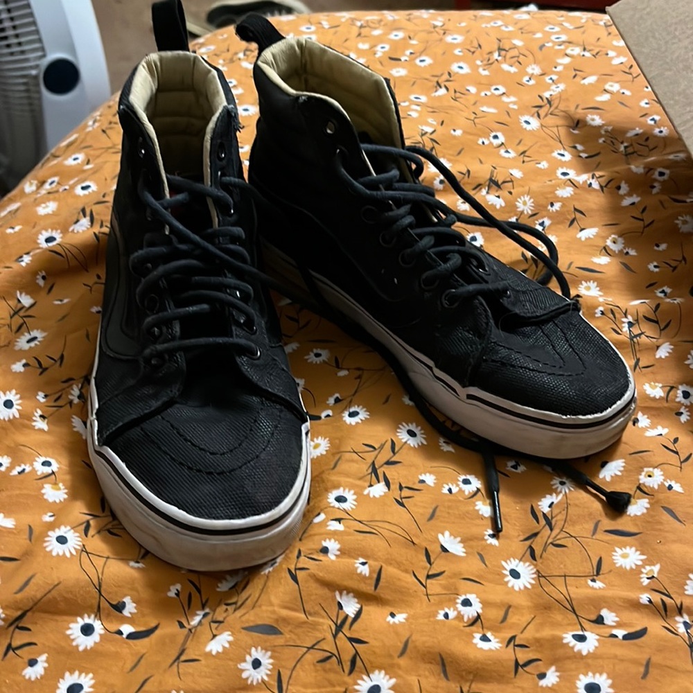 VANS sk8-hi black stripes, white soles, red logo (7.5w 6m)